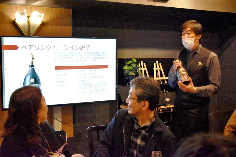 ペアリング会で提供するワインを紹介する松平さん（右）＝千葉市中央区のワインスクール「アクセラワインサロン」
