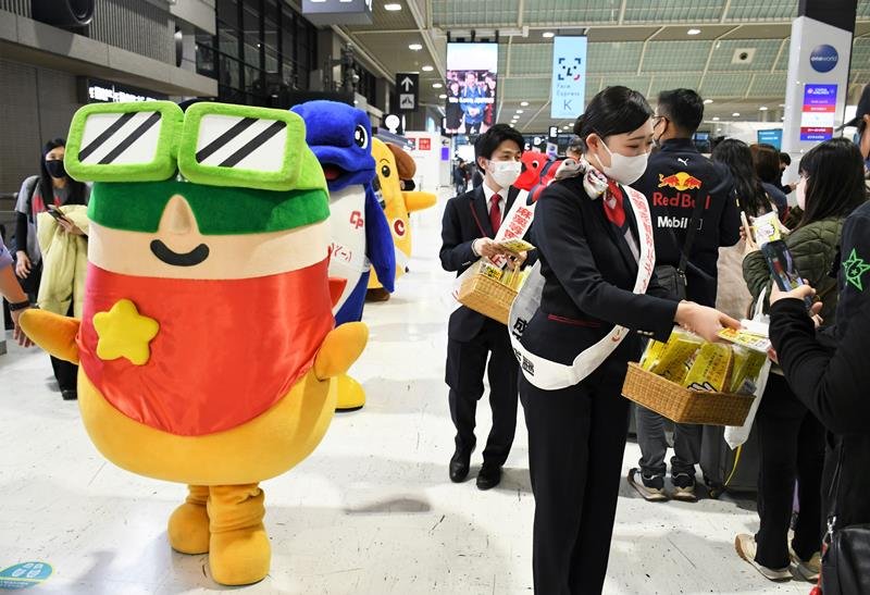 運び屋の依頼に注意するよう呼びかける地上係員ら＝成田空港
