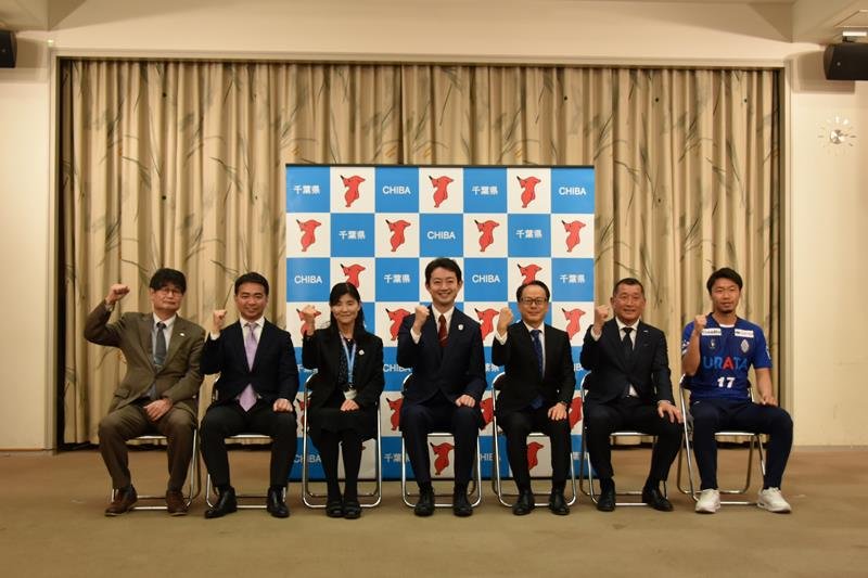 熊谷知事（右から４人目）にＪＦＬでの活躍を誓う都並監督（同２人目）ら＝県庁
