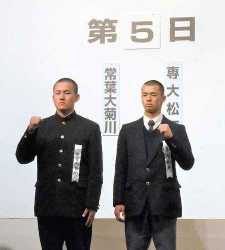 対戦が決まり、ポーズをとる専大松戸の大森准弥主将（右）と常葉大菊川（静岡）の平出奏翔主将＝大阪市内