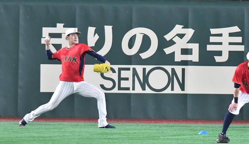 第２戦の試合前、調整する佐々木朗希＝１０日、東京ドーム
