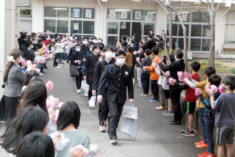 閉校式後、金杉台小の児童らに見送られ、母校を去る最後の卒業生たち＝１０日昼、船橋市立金杉台中