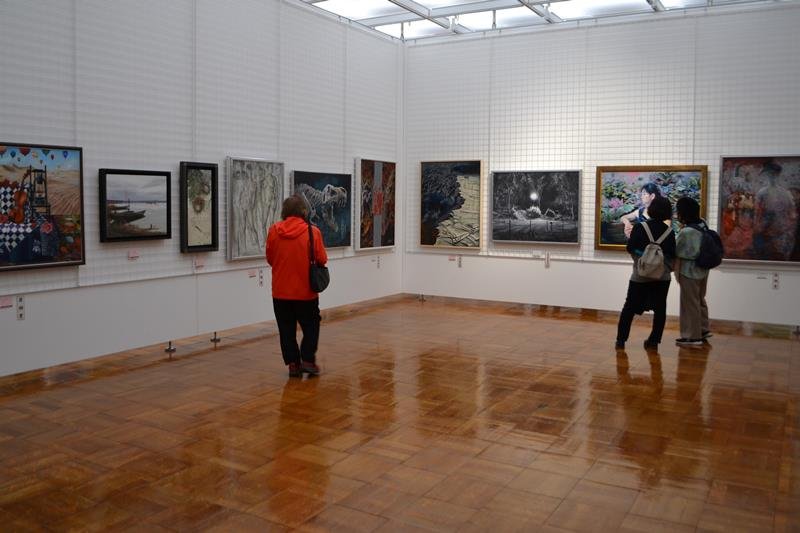 市民芸術家の作品に見入る来場者＝千葉市中央区の市美術館
