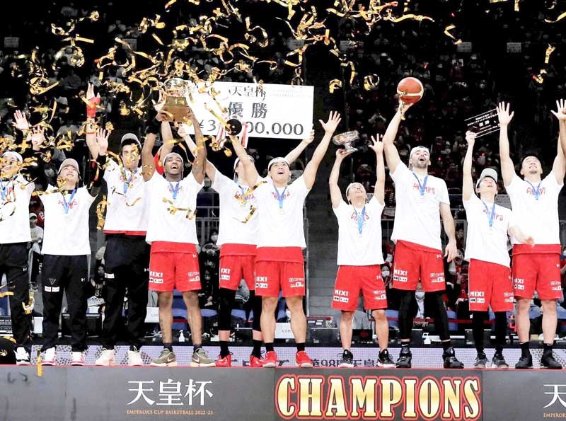 バスケットボール男子の第９８回天皇杯全日本選手権で優勝し、大喜びする千葉Ｊの選手たち＝１２日、東京都江東区の有明コロシアム
