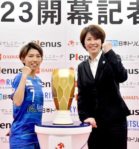 リーグ開幕に向け気持ちを高めるオルカ鴨川の野田監督（右）と浦島主将＝１３日、東京都内
