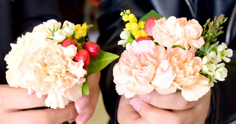 世界で一つの花飾り　長生村・高根小　６年生、胸に付け１５日に卒業