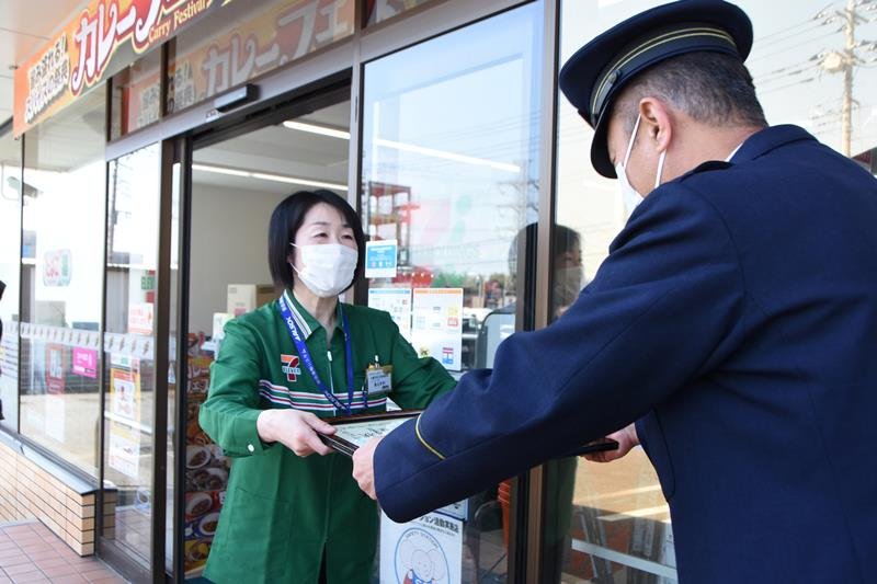 感謝状を受け取る荒川さん（左）＝千葉市花見川区
