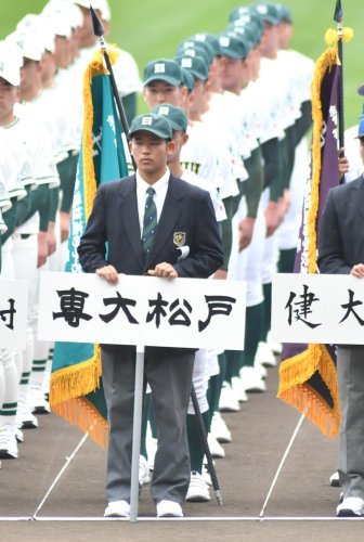 開会式リハーサルに臨む専大松戸の選手たち＝甲子園
