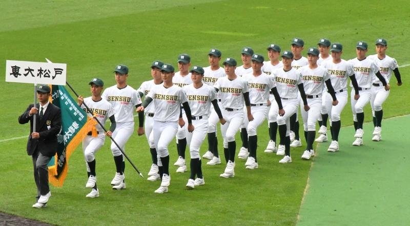 第９５回選抜高校野球大会の開会式で入場行進する専大松戸の選手たち＝１８日、兵庫県西宮市の甲子園球場
