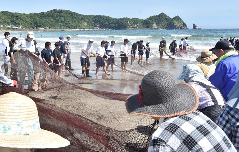 郷育プロジェクトで行った地引き網
