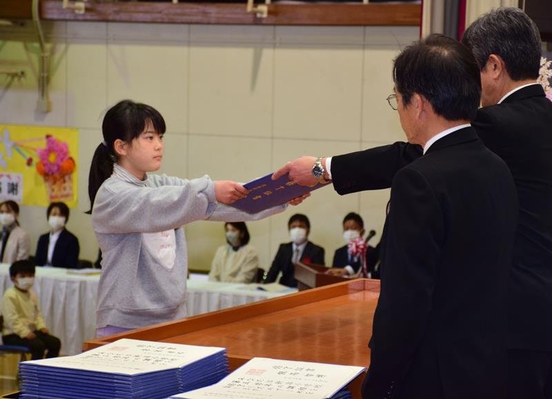 閉校セレモニーで修了証書を受け取る児童＝１８日、茂原市立新治小
