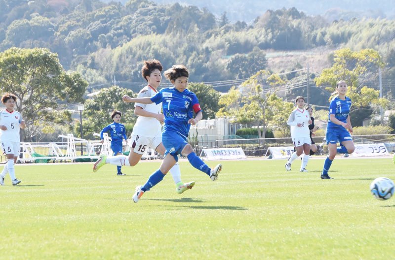 先制ゴールを決めるオルカ鴨川の浦島選手＝１９日、鴨川市陸上競技場