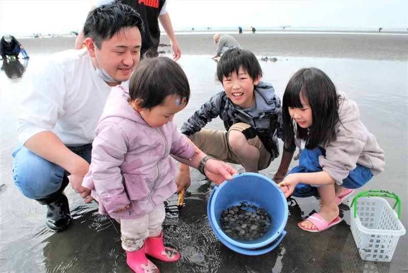 開幕した潮干狩りを早速楽しむ家族連れ＝１８日、船橋市のふなばし三番瀬海浜公園