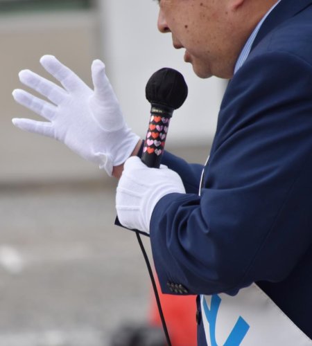 集まった聴衆に政策などを訴える候補者＝館山市
