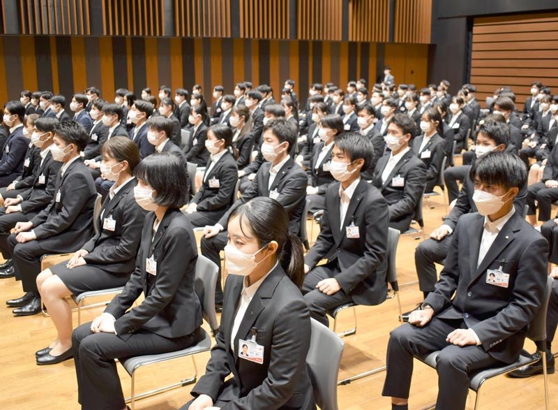 ４年ぶりにコロナ禍前と同様の形式で開催された千葉銀行の入行式＝３日、千葉市中央区の同行本店