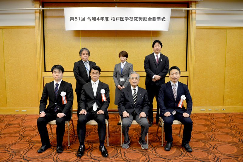 （前列左から）小暮さん、折田さん、柏戸理事長、神田さん