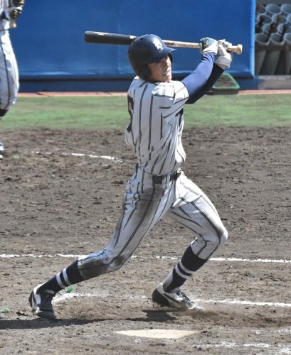 千経大─武道大　５回表武道大無死二塁、斎藤光が右翼へ適時打を放つ＝長生の森
