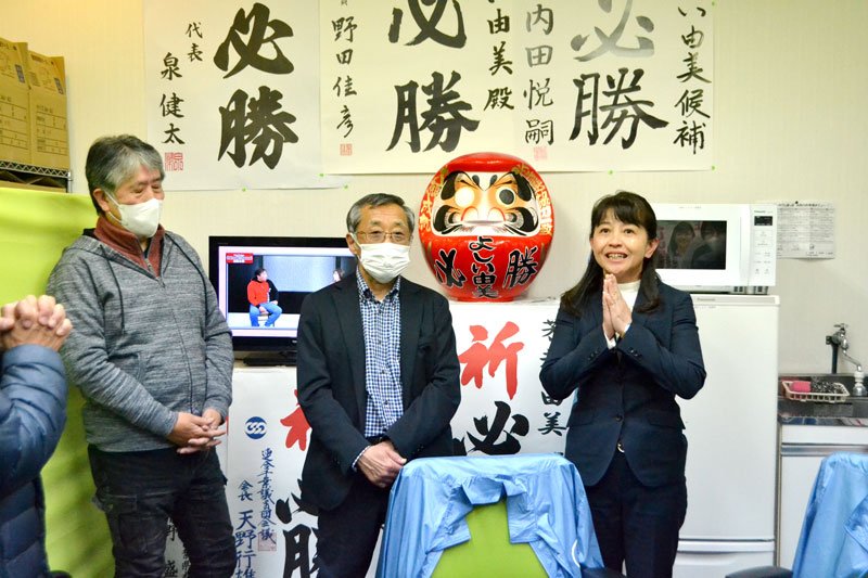 敗戦の弁を述べる芳井氏（右）＝９日午後１０時１５分ごろ、浦安市の事務所