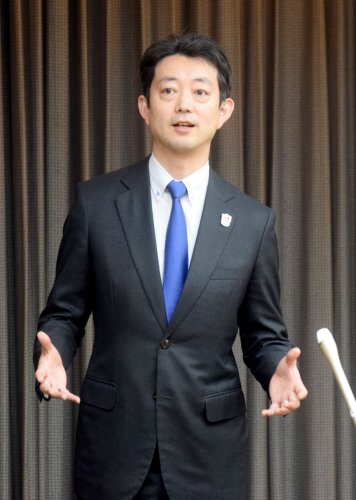 ９日に投開票された県議選の結果を受け、取材に応じる熊谷知事＝１０日、県庁