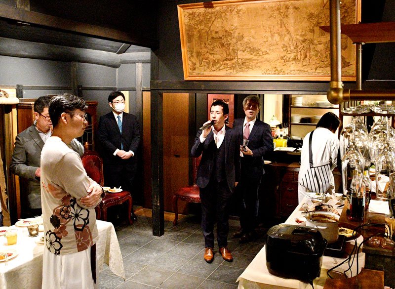 若いメンバーが中心となり観光振興に取り組む活動を紹介する大洗観光協会長の大里さん＝香取市