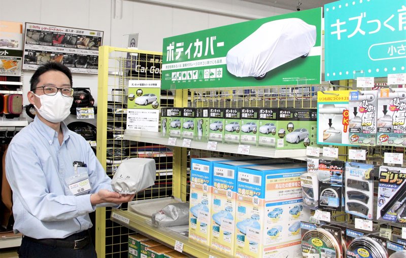 黄砂の飛来予想で問い合わせが増えているというボディーカバーの売り場＝１２日、千葉市稲毛区