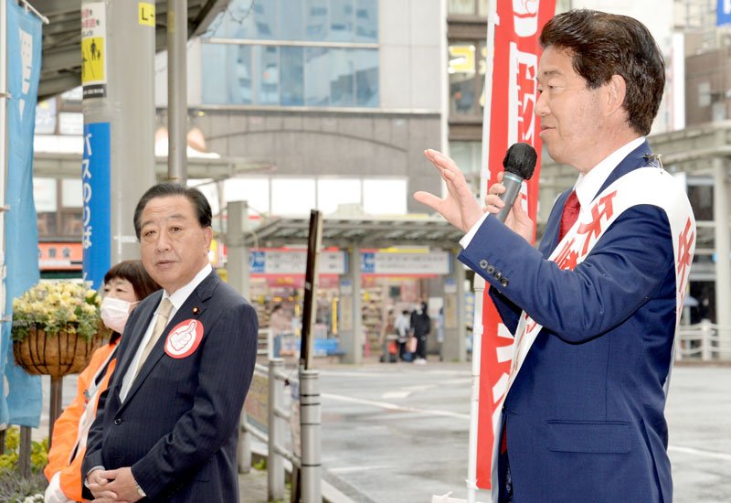 「勝てる候補の私に投票で一本化を」と訴える矢崎氏（右）。野田元首相が連日応援＝１５日、市川駅前