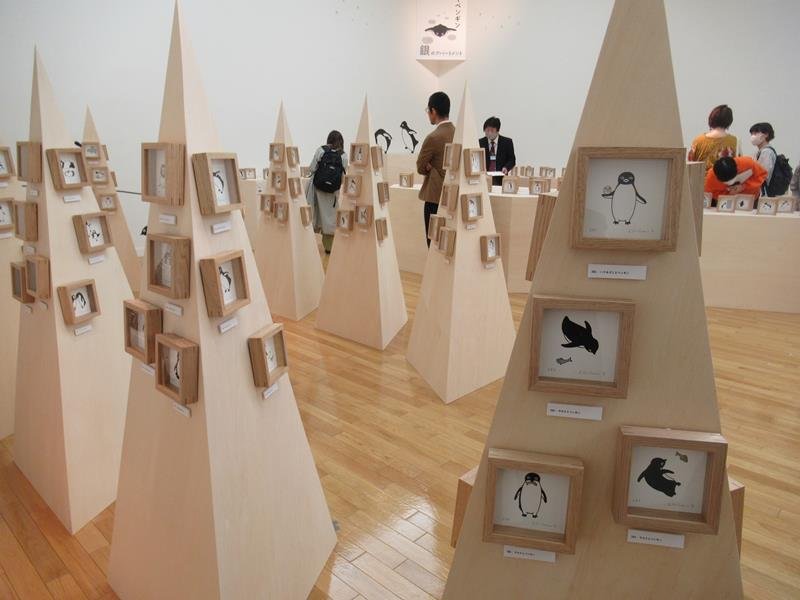 さまざまな動きのペンギンのイラストが並ぶさかざきさんの個展＝市川市
