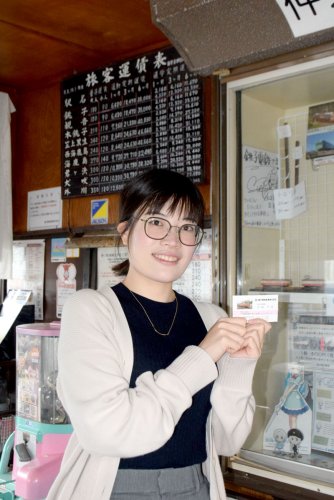銚子電鉄での名刺を手にする清瀬市職員の古林夕佳さん＝銚子市