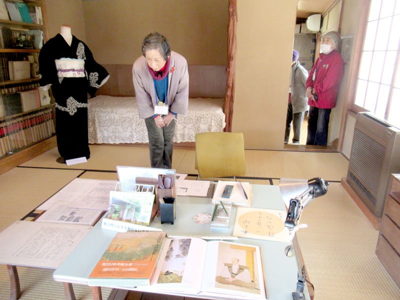 水木邸を案内するサポーターの会の会員＝２月、市川市