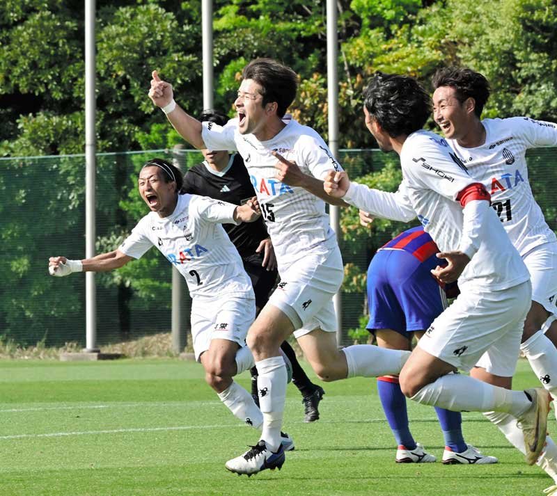 順大―ブリオベッカ浦安　延長後半、決勝ゴールを決め駆け出すブリオベッカ浦安の赤松（左から２人目）＝第一カッター