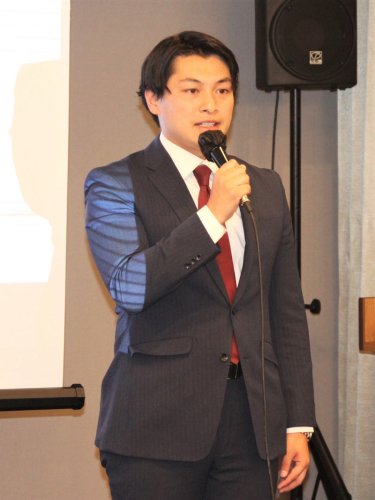 「私の力不足」と敗戦の弁を述べる維新・岸野氏＝市川市
