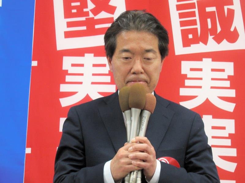 敗戦の弁を述べる矢崎氏＝２４日午前０時２０分、市川市
