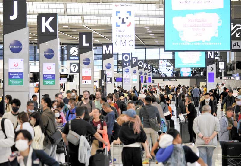 ゴールデンウイークに合わせて海外旅行などに向かう旅客でにぎわう成田空港の国際線出発ロビー＝２８日午後、成田市