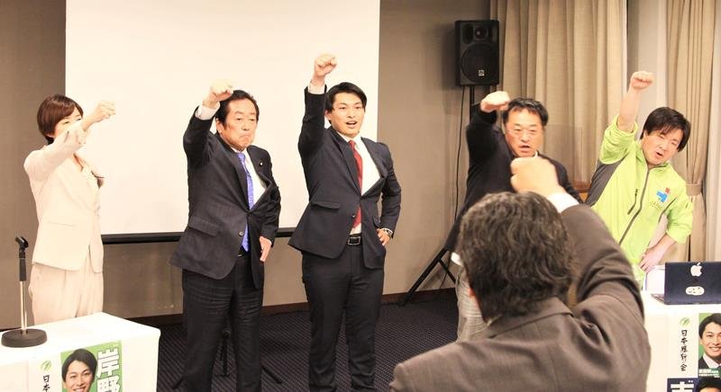 次の衆院選に向けた「頑張ろう三唱」で補選を締めくくった岸野氏（中央）と陣営関係者ら＝２３日午後９時５５分ごろ、市川市
