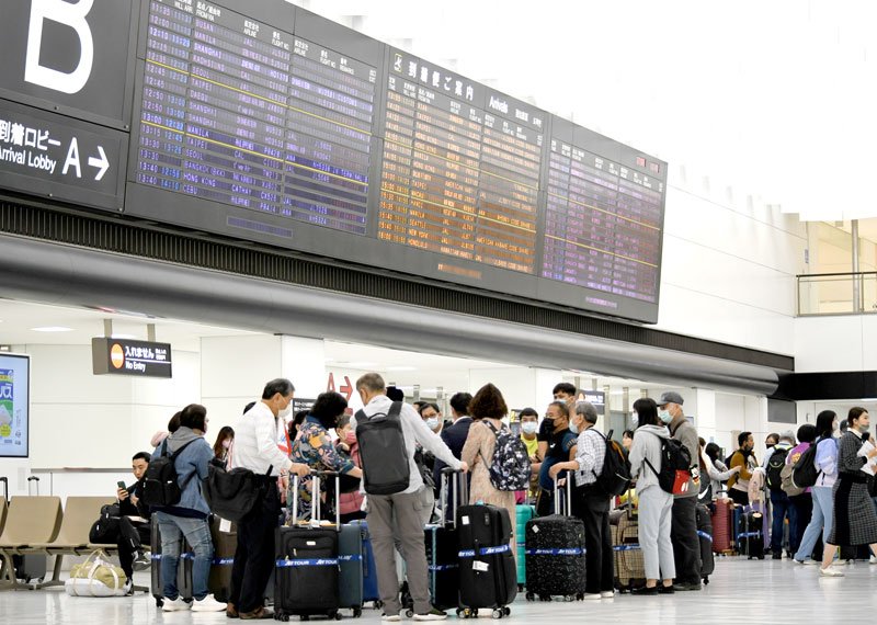 多くの外国人旅客でにぎわう成田空港の国際線到着ロビー＝２７日、成田市
