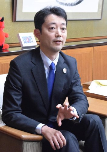 千葉日報社のインタビューに応じる熊谷知事
