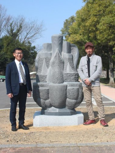 完成した総重量２トンの大作「那岐の杜（もり）」と伊藤さん（右）。左は奈義町現代美術館の岸本和明館長（伊藤さん提供）