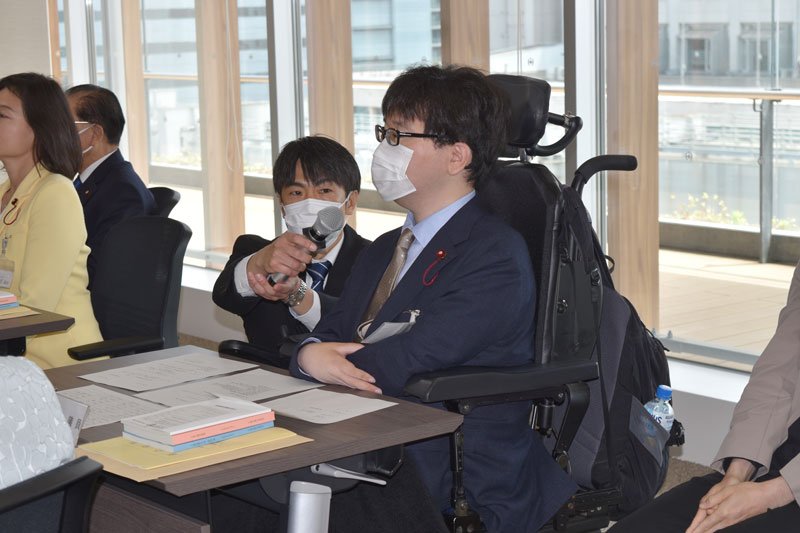 議員バッジを着け、初登庁式に参加する渡辺議員。名前を呼ばれた際は、市職員にマイクを持ってもらいながら返事をした＝１日、千葉市役所