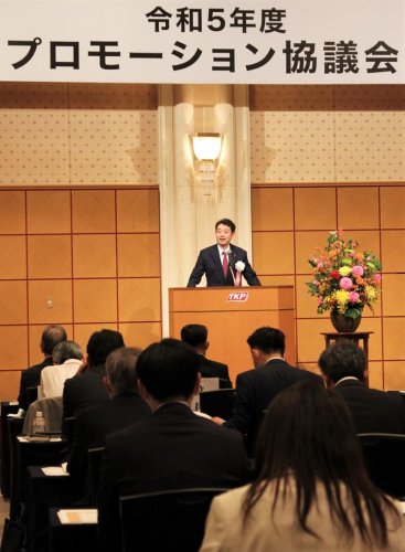 協議会総会であいさつする熊谷知事＝千葉市中央区
