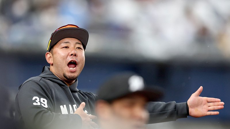 ベンチで声を張り上げる大下