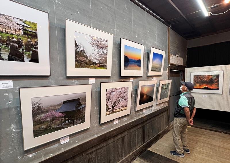 郷土の美しい風景が並ぶ南市原写真クラブ展＝市原市の内田未来楽校
