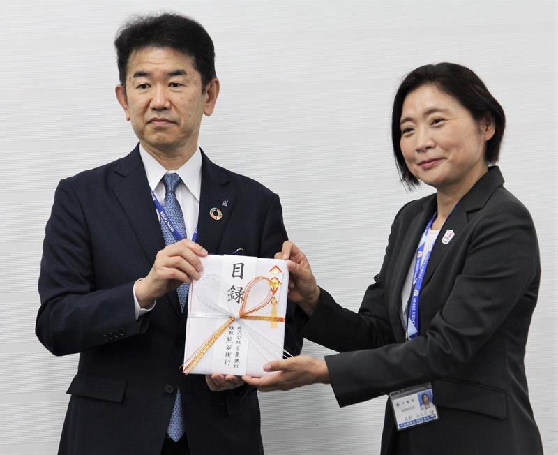 目録を受け取る高梨部長（右）と京葉銀の吉田執行役員＝県庁
