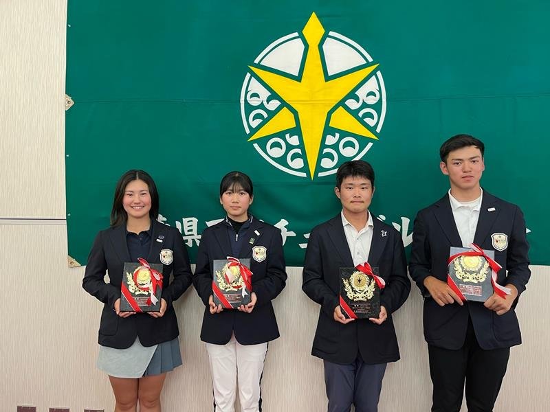 優勝した（左から）伊藤、長峰、竹田、小林
