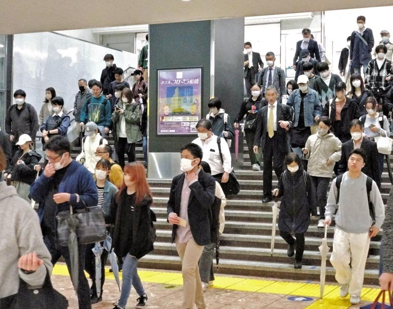 県内の通勤・通学客、マスク姿目立つ　５類移行初日の朝　「人の目、気になる」「やっぱり息苦しい」　新型コロナ