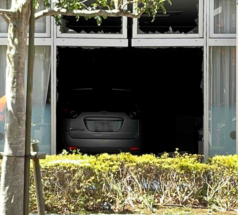 窓ガラスを破って保育園内に突入した乗用車＝９日午後１時９分、柏市（読者提供、画像は一部加工してあります）