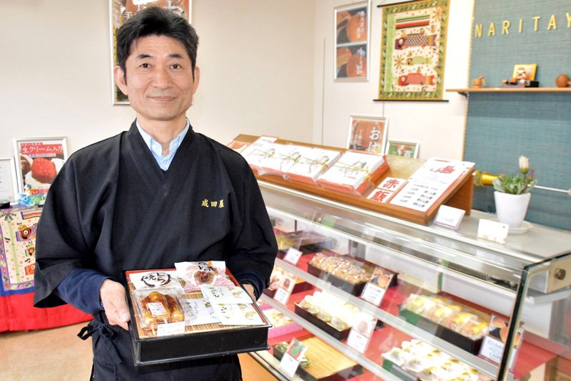 こだわり菓子の並ぶ店内と９代目の松本良夫さん＝旭市