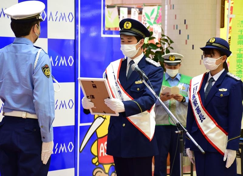 自転車安全利用の推進宣言をする一日署長の鈴木さん（中央）と畑中さん（右）＝１１日、茂原市
