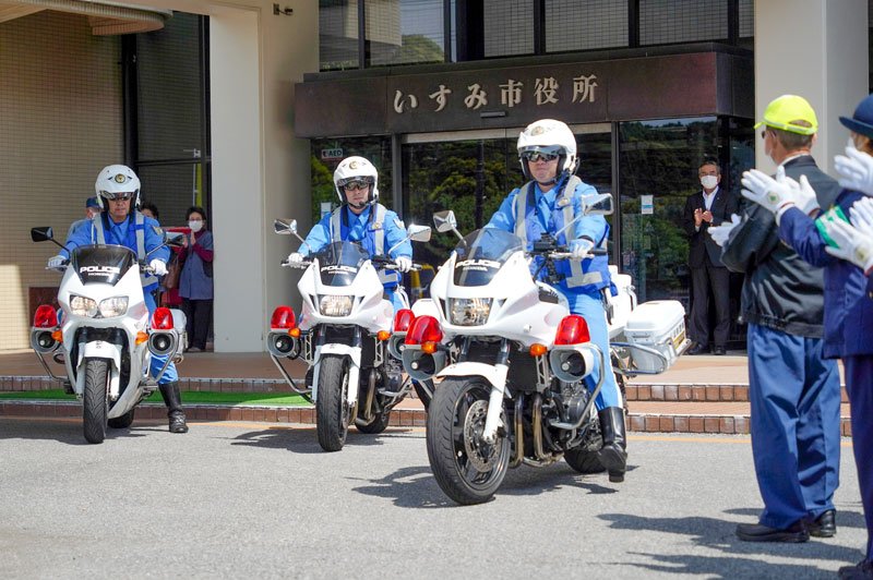 出動する「黒潮ＳＰＲＩＮＧＳ」の白バイ隊員＝１１日、いすみ市役所