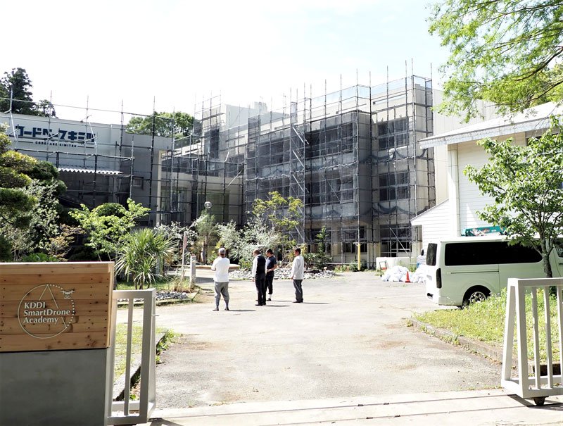 ドローンスクールとして整備が進む旧松丘小・中学校＝君津市