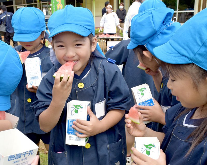 特産スイカを楽しむ園児＝１２日、八街市大谷流の市立川上幼稚園